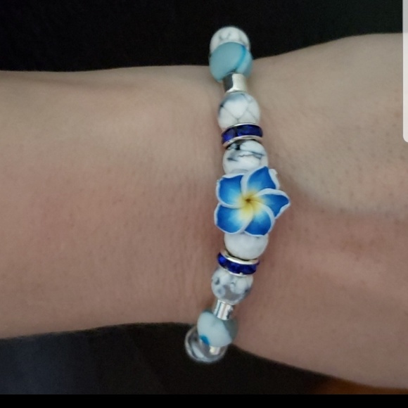 Handmade Jewelry - NWT 6.5" Blue & white flower bracelet handmade